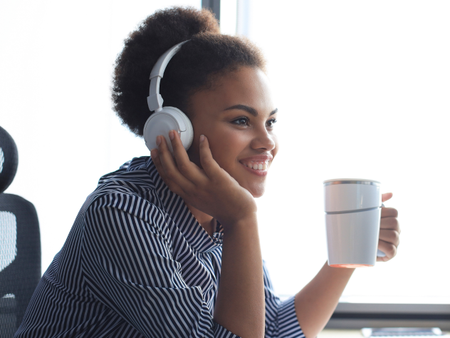 Une jeune femme écoute un podcast